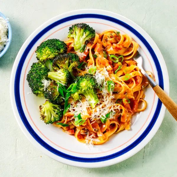Gochujang-carbonara noedels met broccoli