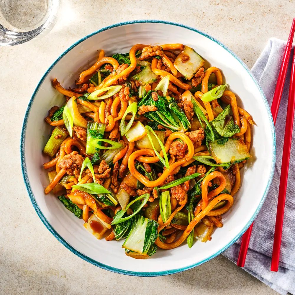 Ketjap-noedels met kipgehakt en paksoi
