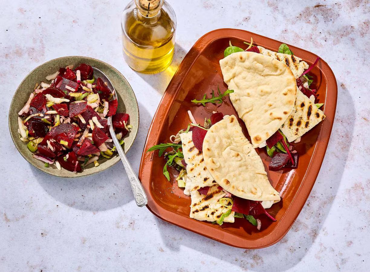 Flatbreads met halloumi en biet